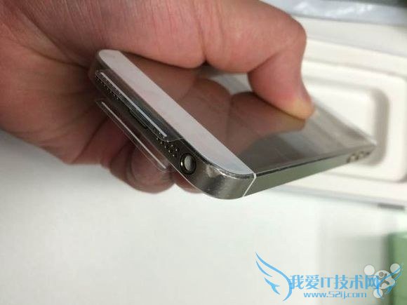 机身惨不忍睹 官翻iPhone5s开箱图赏