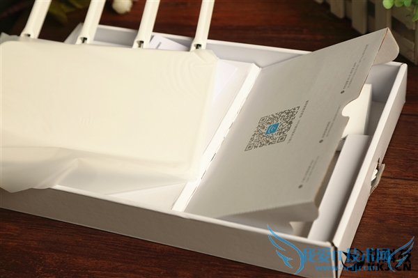 149元!小米路由器3开箱图赏:比iPhone 6还薄