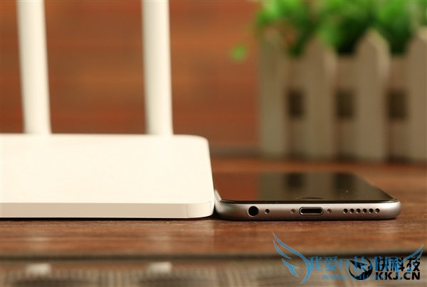 149元!小米路由器3开箱图赏:比iPhone 6还薄