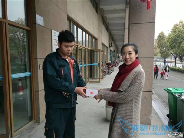 她就是中国首个拿到iPhone SE的用户:一位美女