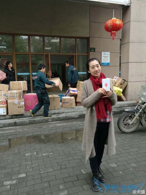 她就是中国首个拿到iPhone SE的用户:一位美女