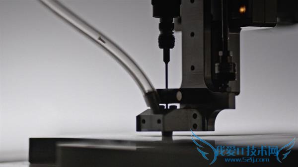 苹果Liam机器人揭秘:11秒拆解一台iPhone