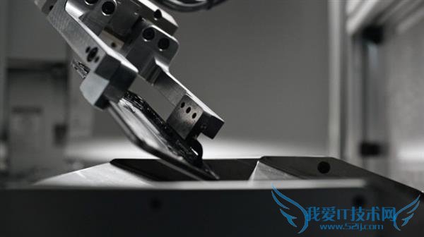 苹果Liam机器人揭秘:11秒拆解一台iPhone