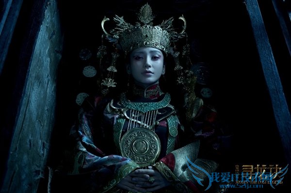 《鬼吹灯》电影Angelababy华服海报:诡异 浑身发毛