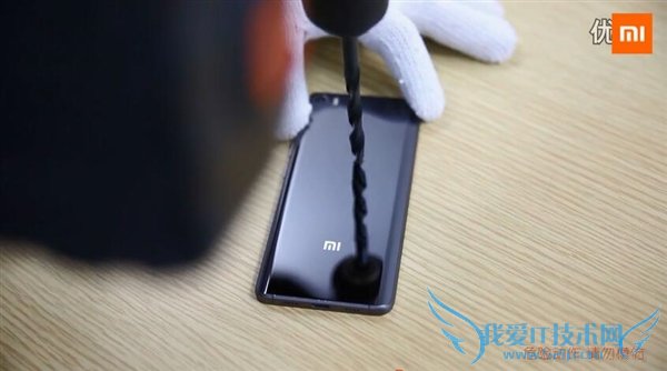 小米5陶瓷后壳有多硬?暴虐视频让人吃惊
