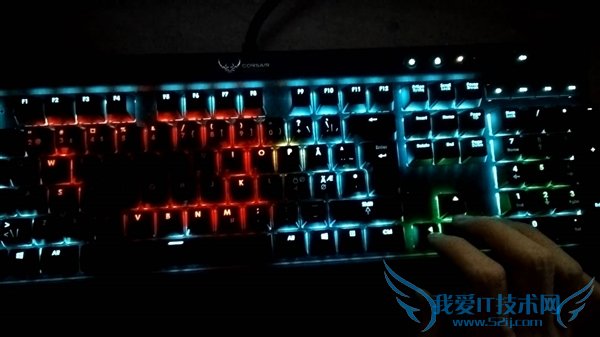 跪了!键盘背光还能这样玩:贪吃蛇