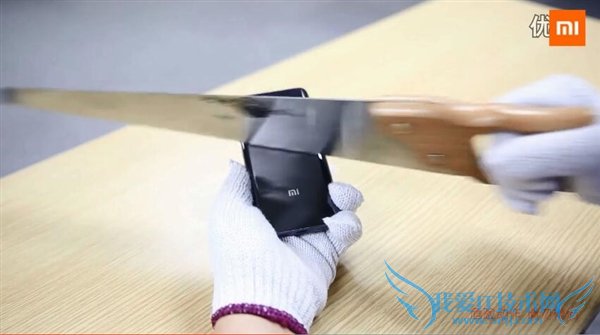 小米5陶瓷后壳有多硬?暴虐视频让人吃惊