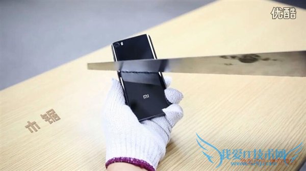 小米5陶瓷后壳有多硬?暴虐视频让人吃惊
