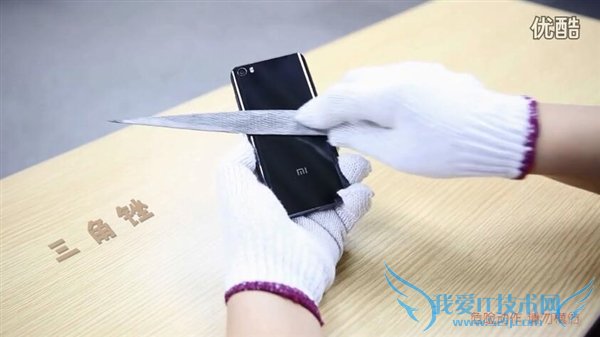 小米5陶瓷后壳有多硬?暴虐视频让人吃惊