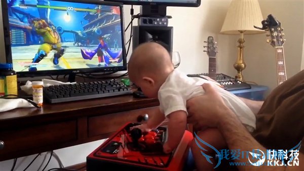 半岁婴儿逆天!玩《街霸5》连招KO春丽