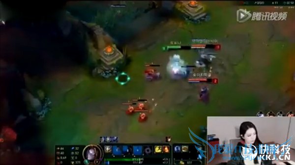 韩国女主播打游戏被虐哭 直砸电脑