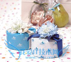 怎样包装礼物之7、清爽的圆筒形礼物包装方法