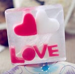 对心仪的女孩要殷勤地送上小礼物