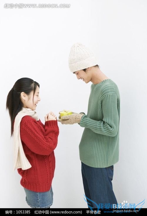 对心仪的女孩要殷勤地送上小礼物