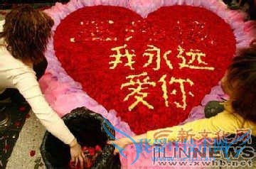 对心仪的女孩要殷勤地送上小礼物