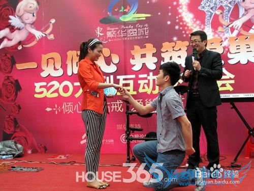 对心仪的女孩要殷勤地送上小礼物