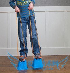 送给孩子的圣诞节礼物 高跷的制作方法