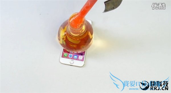 融化玻璃球放在iPhone 6s上:震撼一幕发生了