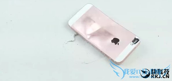 太爽!iPhone SE暴虐视频:掰弯 砸个粉碎