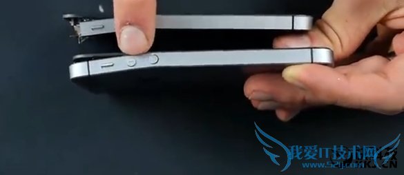 太爽!iPhone SE暴虐视频:掰弯 砸个粉碎