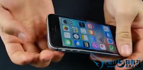 太爽!iPhone SE暴虐视频:掰弯 砸个粉碎