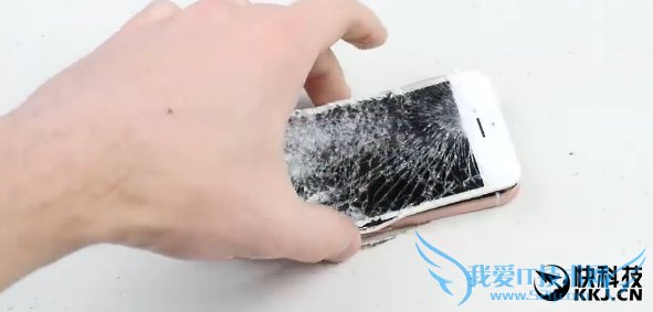 太爽!iPhone SE暴虐视频:掰弯 砸个粉碎