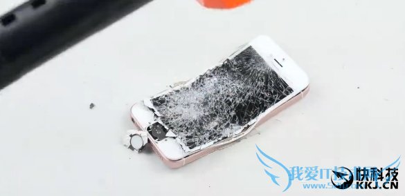 太爽!iPhone SE暴虐视频:掰弯 砸个粉碎