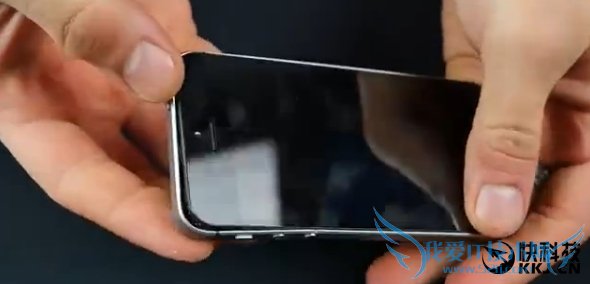 太爽!iPhone SE暴虐视频:掰弯 砸个粉碎