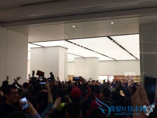 福州苹果店开业:果粉自带枕头排队 现场挤爆