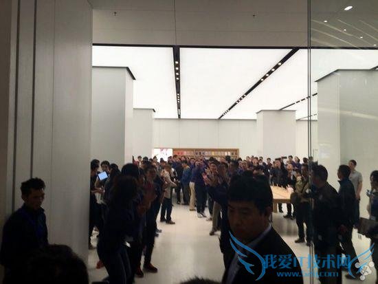 福州苹果店开业:果粉自带枕头排队 现场挤爆