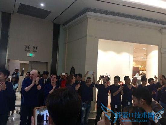福州苹果店开业:果粉自带枕头排队 现场挤爆