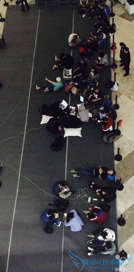 福州苹果店开业:果粉自带枕头排队 现场挤爆