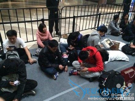 福州苹果店开业:果粉自带枕头排队 现场挤爆