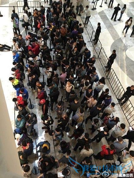 福州苹果店开业:果粉自带枕头排队 现场挤爆