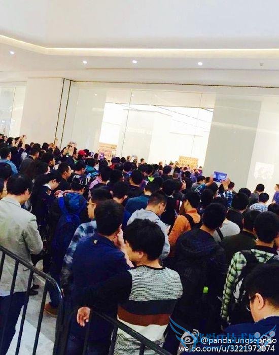 福州苹果店开业:果粉自带枕头排队 现场挤爆