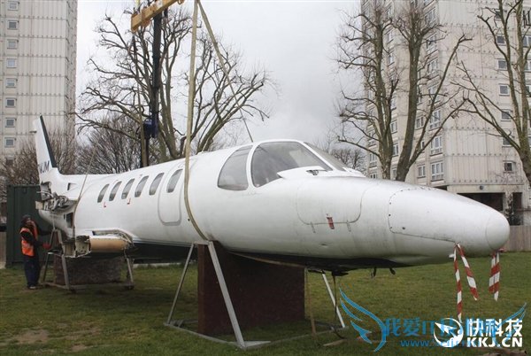 英国小学买废弃飞机改教室