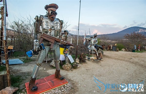 称奇!匠人把一堆废铁打造成骷髅机器人军团