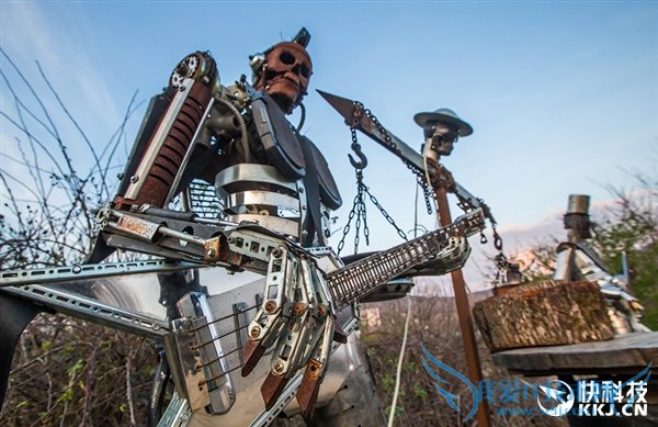 称奇!匠人把一堆废铁打造成骷髅机器人军团