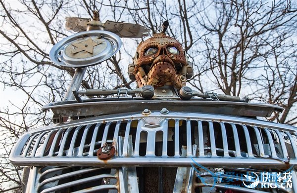 称奇!匠人把一堆废铁打造成骷髅机器人军团