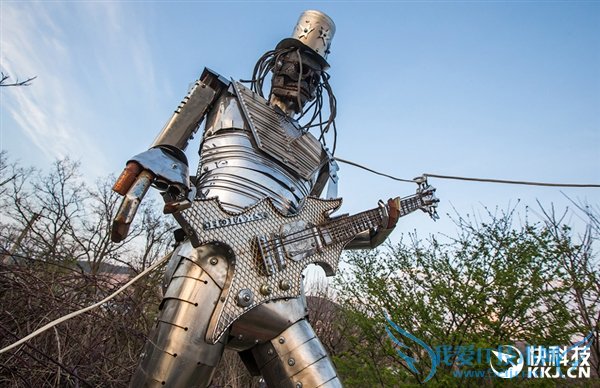 称奇!匠人把一堆废铁打造成骷髅机器人军团