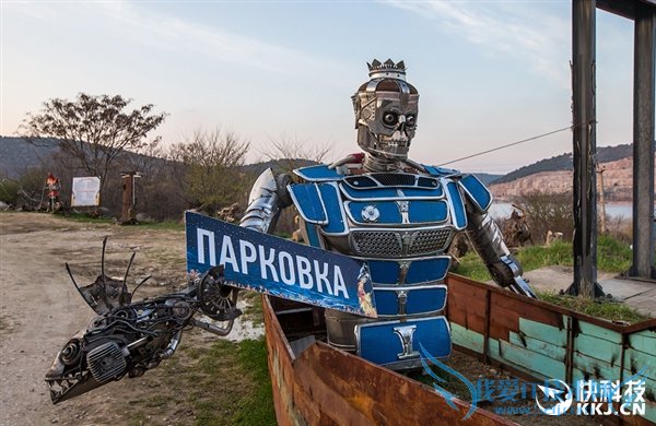 称奇!匠人把一堆废铁打造成骷髅机器人军团