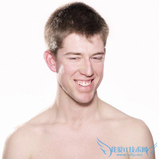 摄影师偷偷拍摄美女看A片反应:结果意外