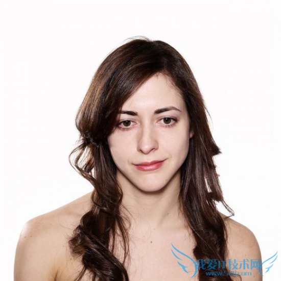 摄影师偷偷拍摄美女看A片反应:结果意外