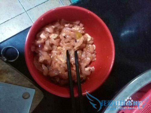 炒鲜嫩的红椒肉丝