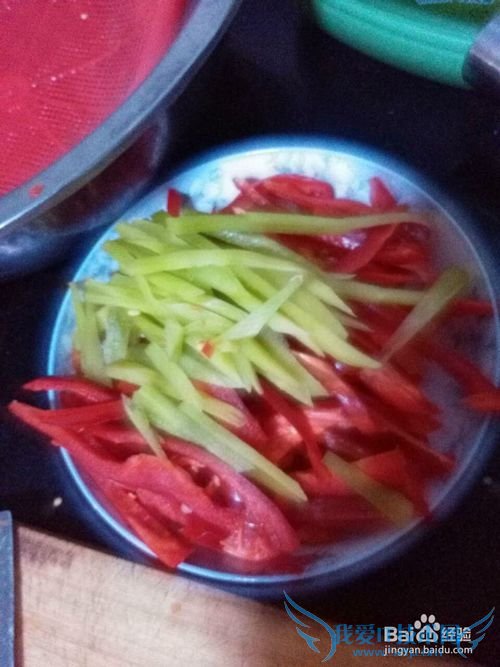 炒鲜嫩的红椒肉丝