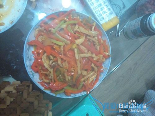 炒鲜嫩的红椒肉丝