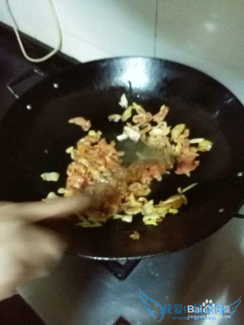 炒鲜嫩的红椒肉丝