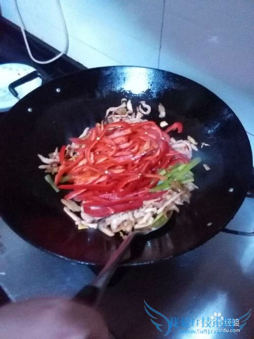 炒鲜嫩的红椒肉丝