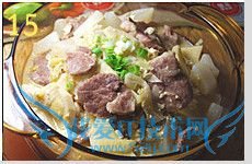 东北大酸菜炖梅肉萝卜豆腐