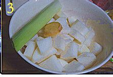 东北大酸菜炖梅肉萝卜豆腐